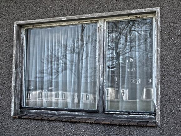 Je ne savais pas! Fenêtre d’une maison d’époque, face à l’entrée du camp de Buchenwald, avril 2010