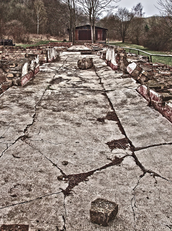 Comme une boîte emboîtée. La prison du camp de Mittelbau-Dora, Nordhausen, Avril 2011